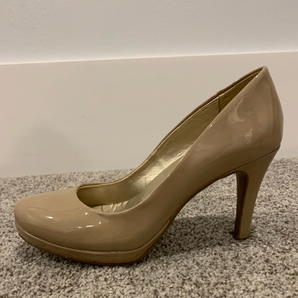 Nude Pumps